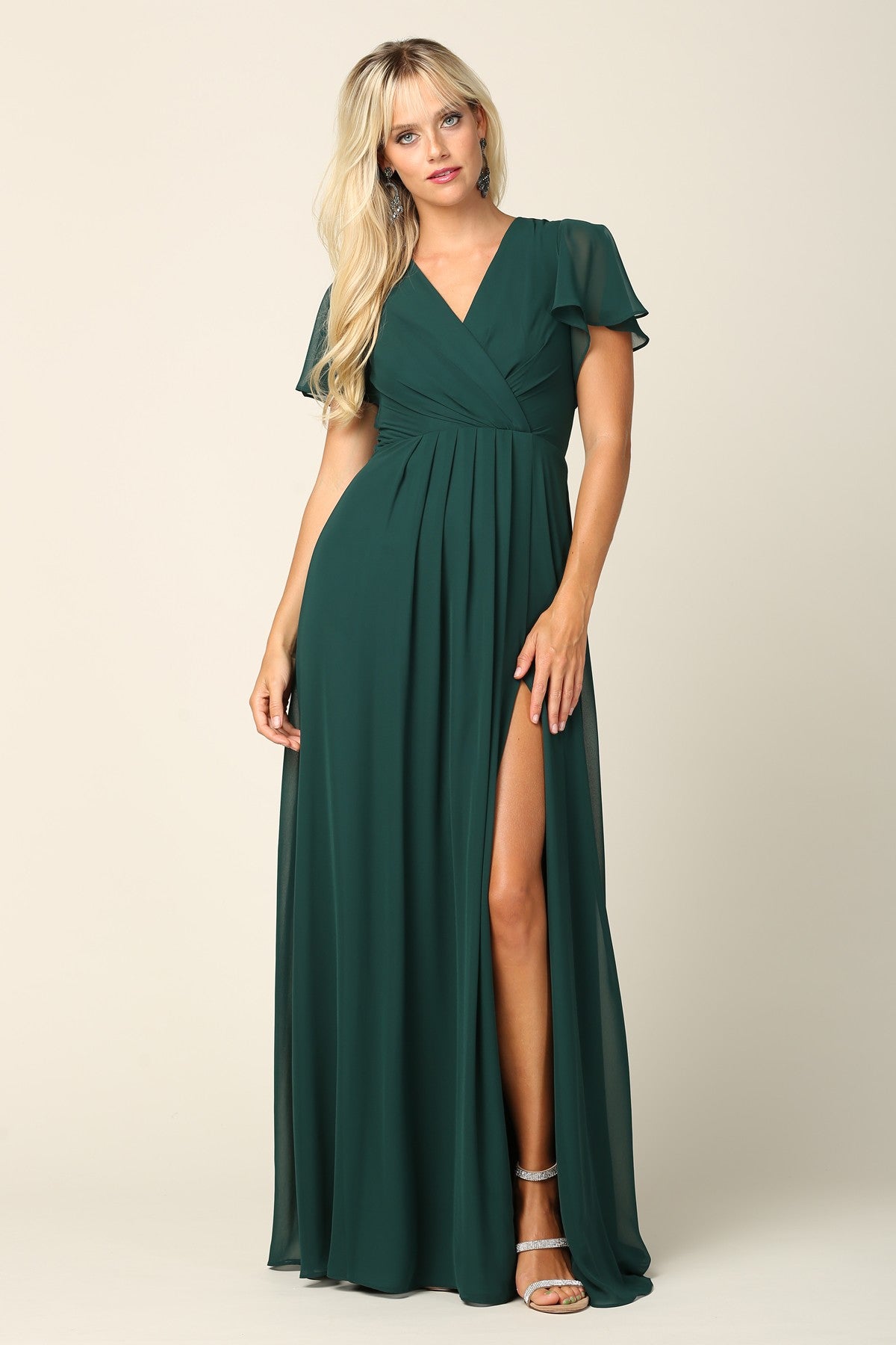 Robe longue de soirée vert forêt avec décolleté en V croisé, manches courtes évasées et fente haute sur la jambe.