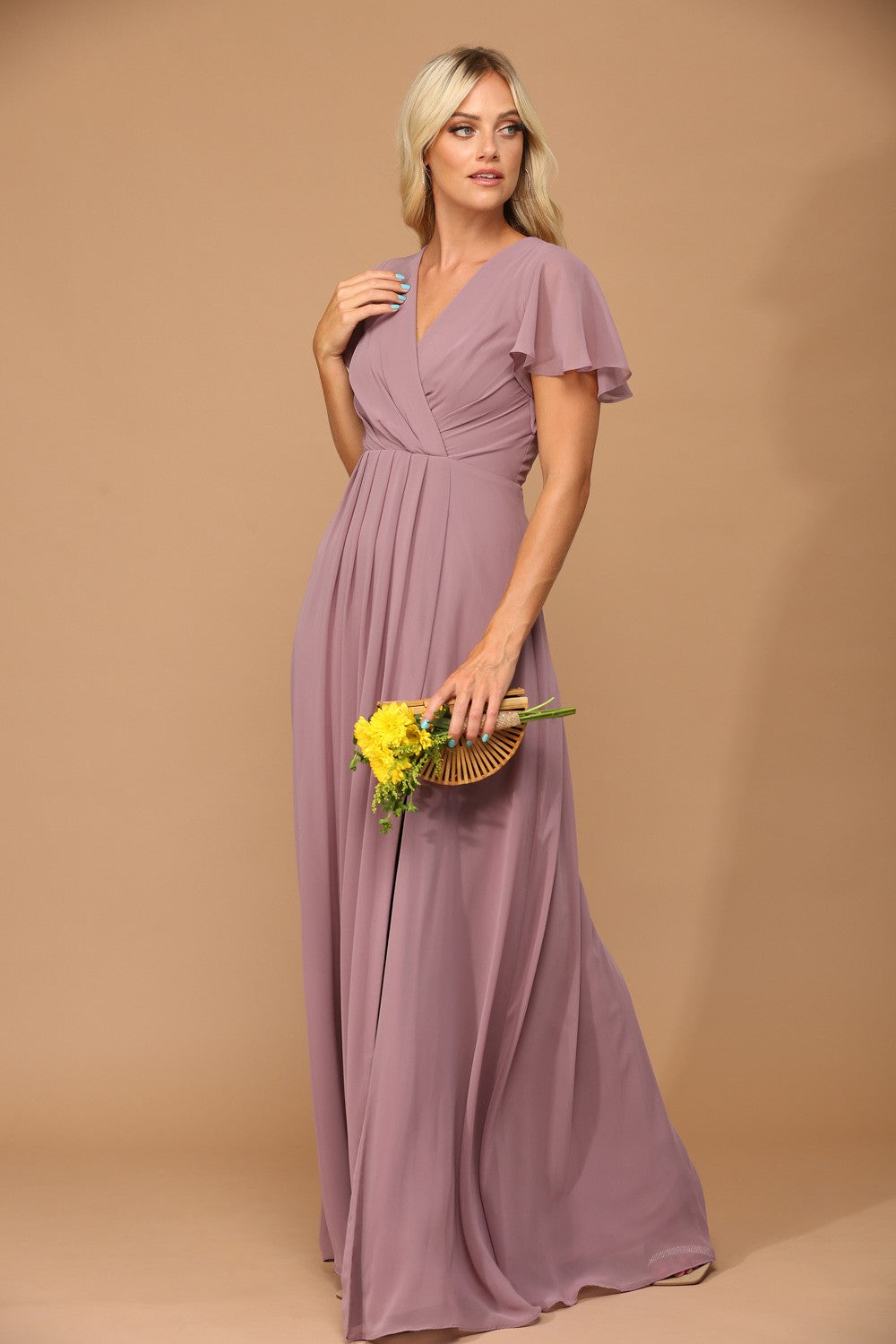 Robe longue de soirée mauve avec décolleté en V croisé, manches courtes évasées et fente haute sur la jambe.