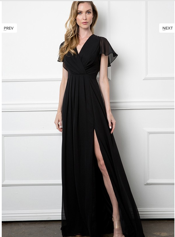 Robe longue de soirée noir avec décolleté en V croisé, manches courtes évasées et fente haute sur la jambe.