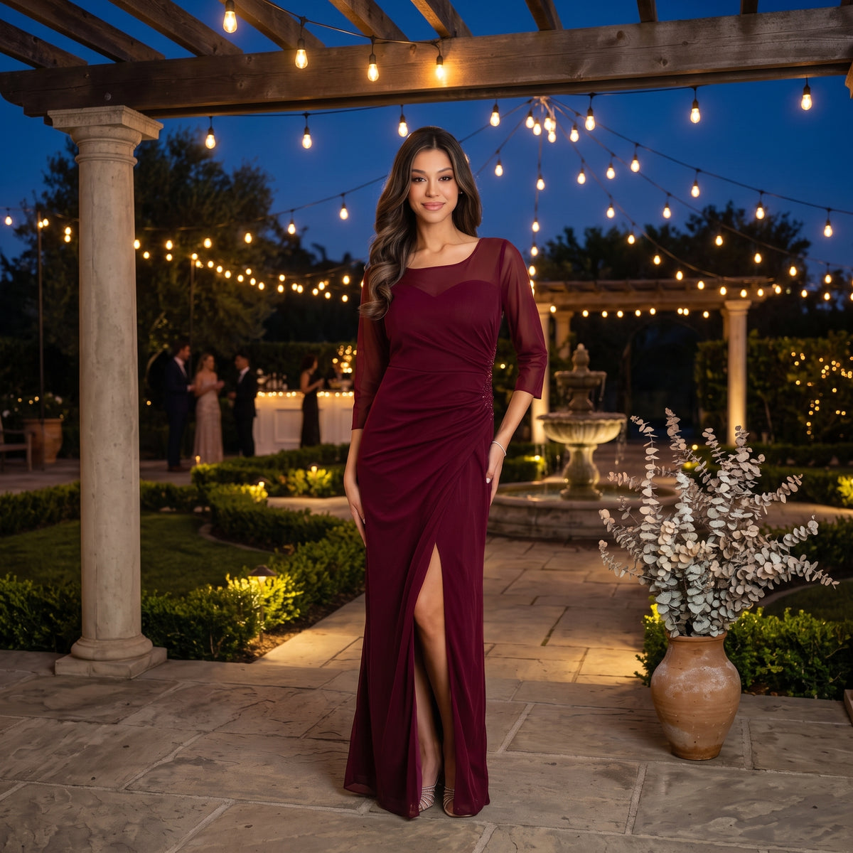 Femme portant la robe longue de soiree elegante style 3501 avec fente laterale et manches trois-quarts