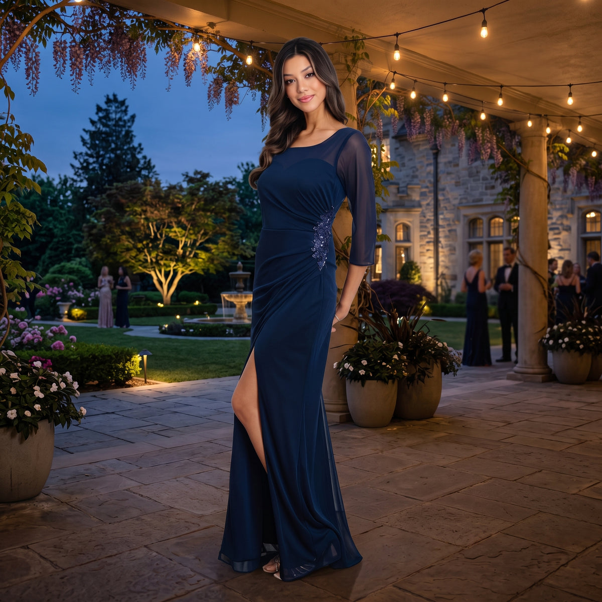 Femme portant la robe longue de soiree elegante style 3501 avec fente laterale et manches trois-quarts