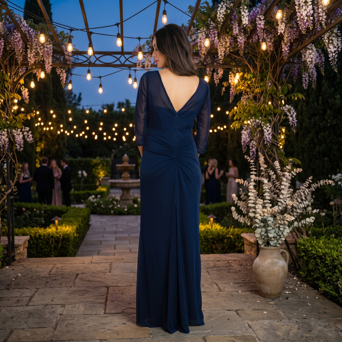 Vue arriere de la robe longue de soiree avec dos en V et drape fronce sur la jupe