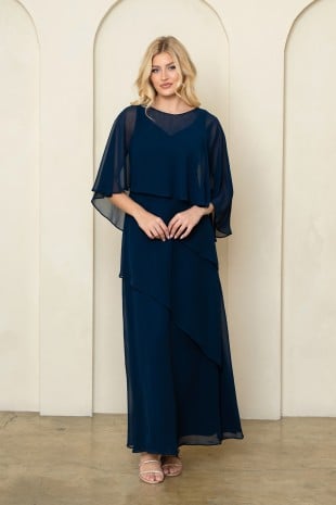 Robe de soirée longue marine en mousseline fluide avec superposition style cape sur les épaules et jupe à volants asymétriques. Coupe élégante et classique pour occasions formelles.