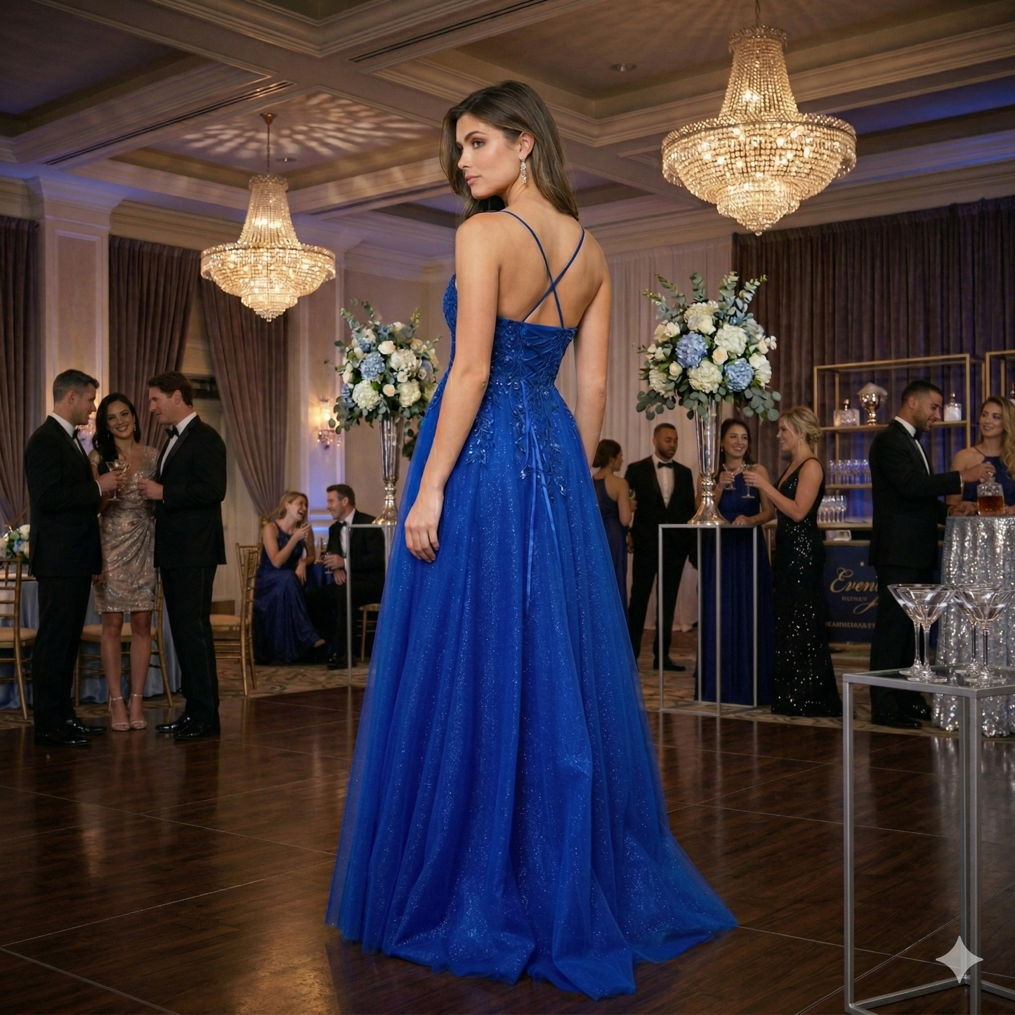 Vue de dos d'une robe de bal bleu royal avec bretelles croisées et jupe longue scintillante dans une soirée de gala.