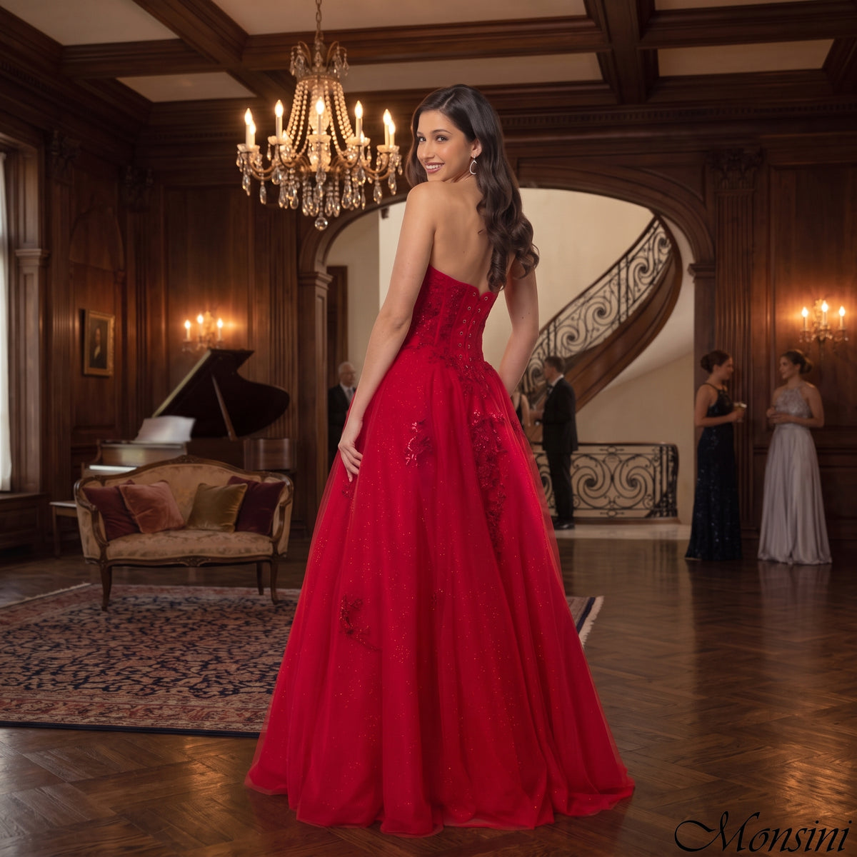 Robe de soirée longue avec corset ajusté et traîne en tulle vaporeux