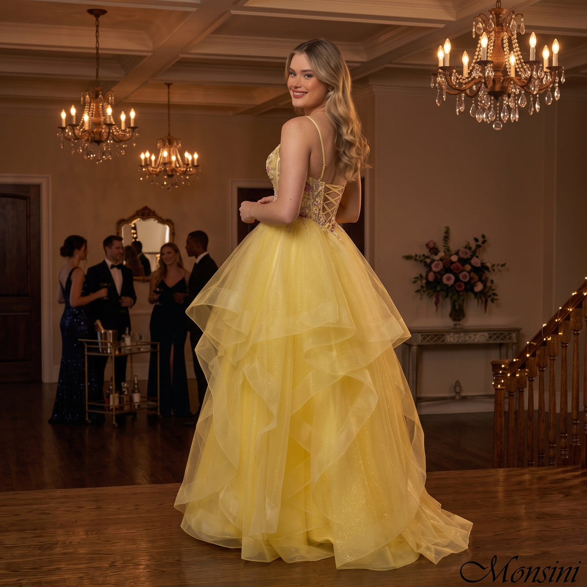 Dos de la robe de bal longue Monsini montrant la coupe ajustée du bustier à bretelles et la chute vaporeuse de la jupe en tulle.