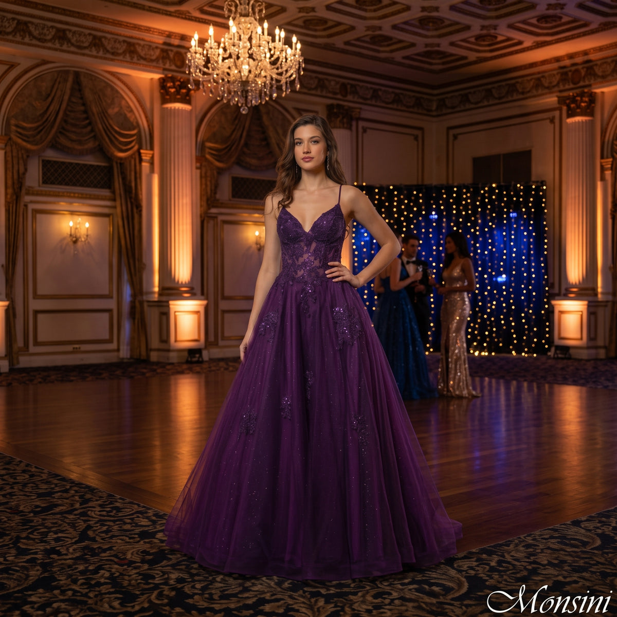Robe de bal longue style princesse avec bustier corset brodé et jupe volumineuse en tulle scintillant
