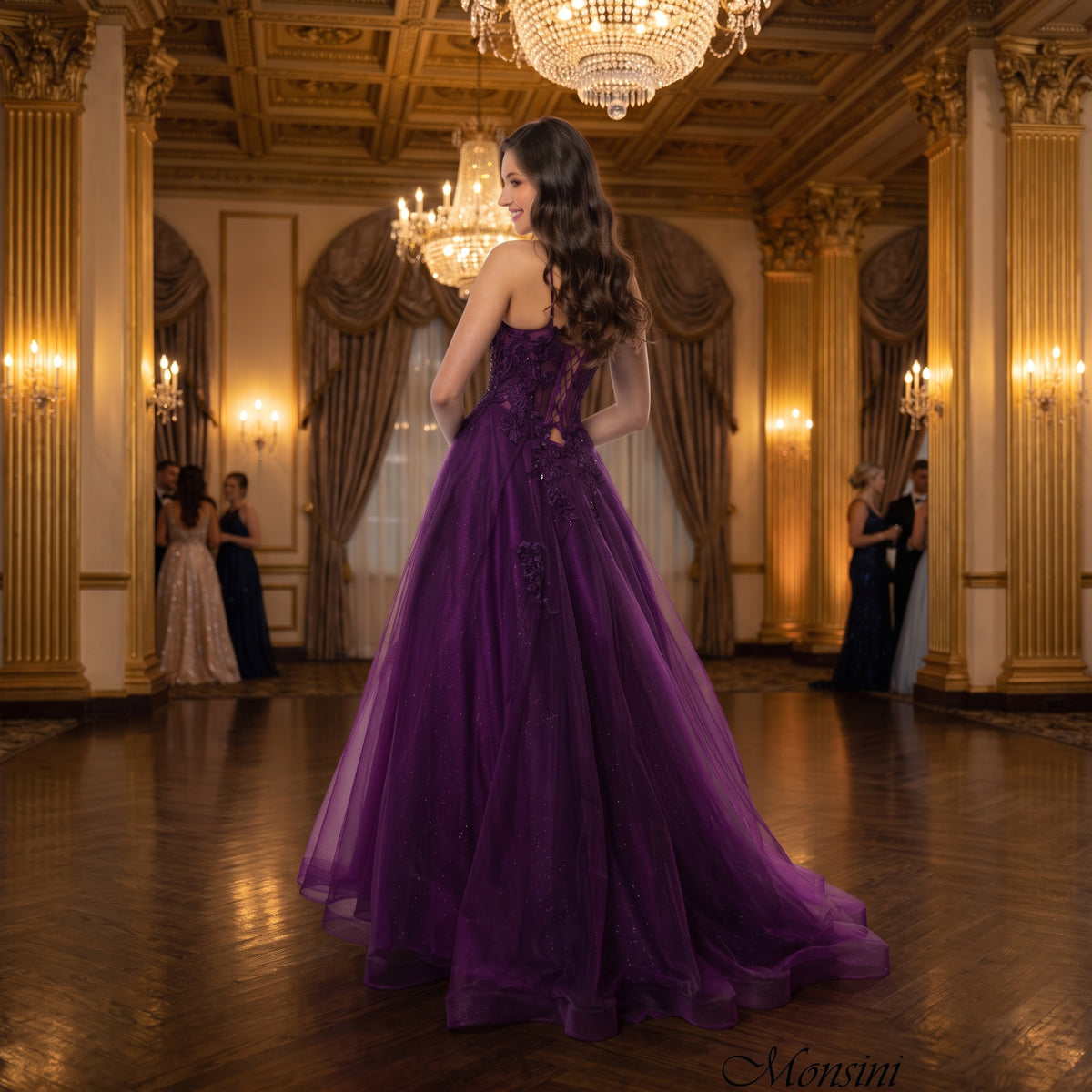 Robe de bal longue élégante avec dos ouvert à laçage corset et traîne légère en tulle pailleté