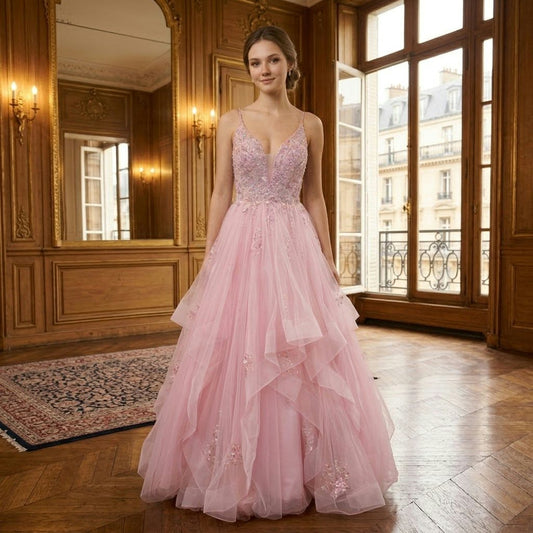 Robe de bal princesse à fines bretelles, bustier perlé étincelant et jupe volumineuse en tulle à volants