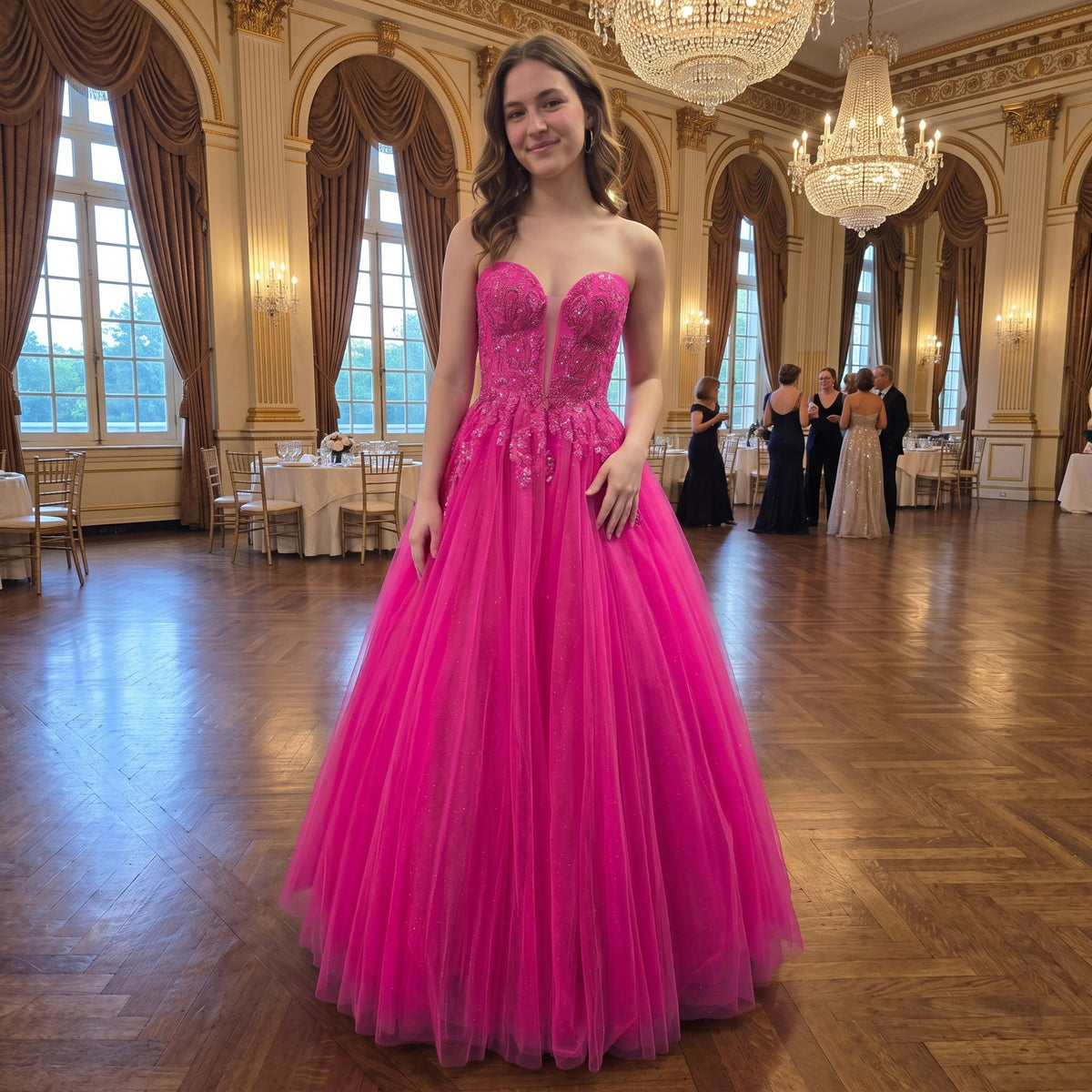 Robe de bal princesse longue bustier cœur décolleté plongeant brodée de sequins avec jupe en tulle scintillant