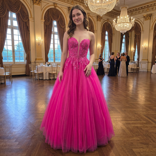 Robe de bal princesse longue bustier cœur décolleté plongeant brodée de sequins avec jupe en tulle scintillant