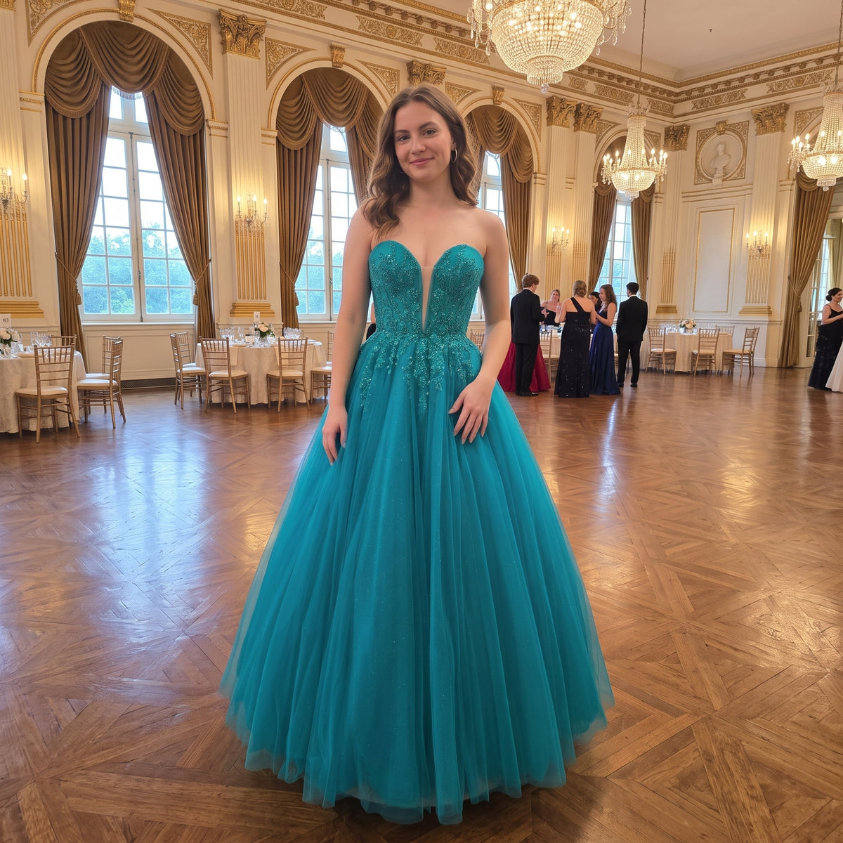 Robe de bal princesse longue bustier cœur décolleté plongeant brodée de sequins avec jupe en tulle scintillant