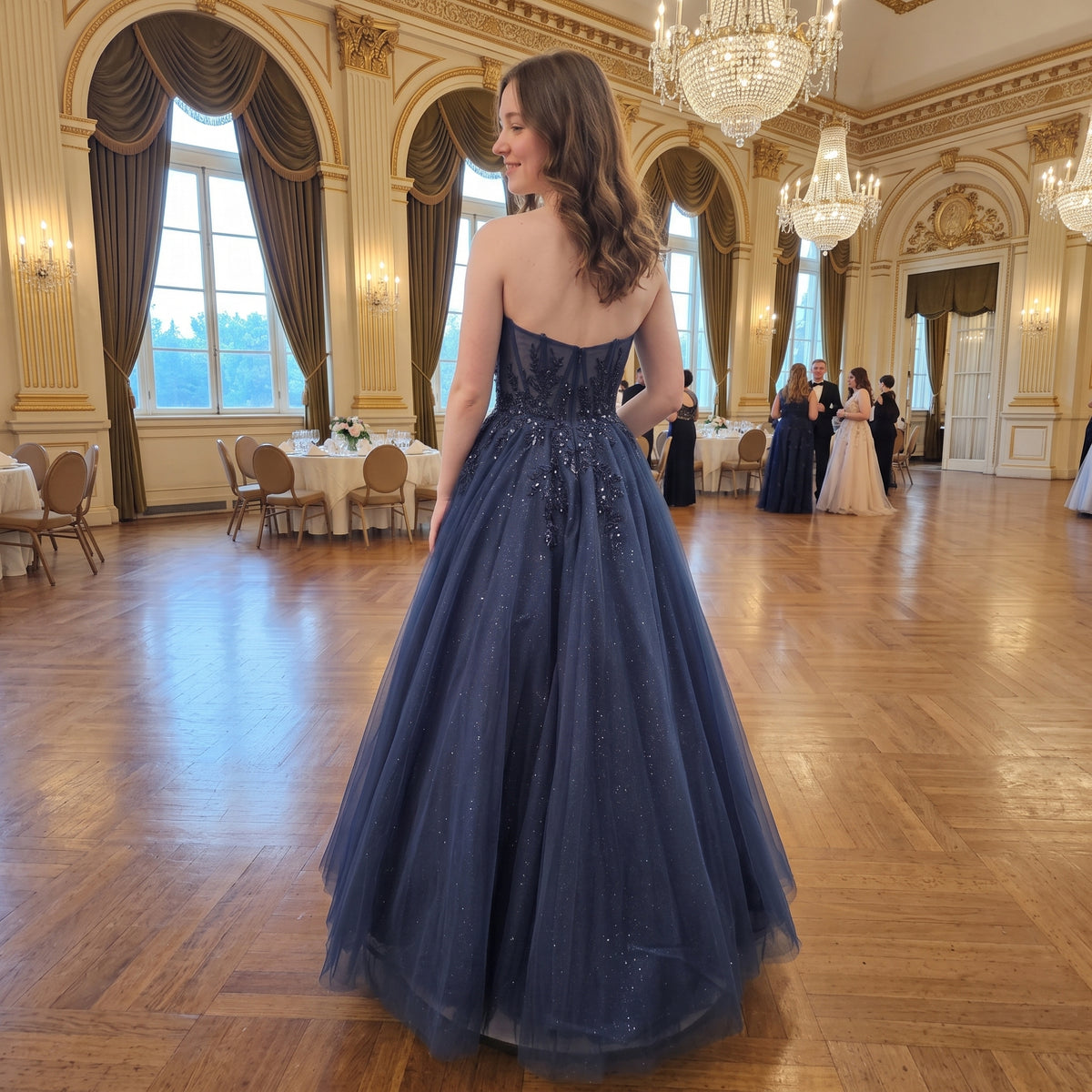 Robe de soirée longue dos nu structuré en tulle pailleté avec broderies perlées à la taille