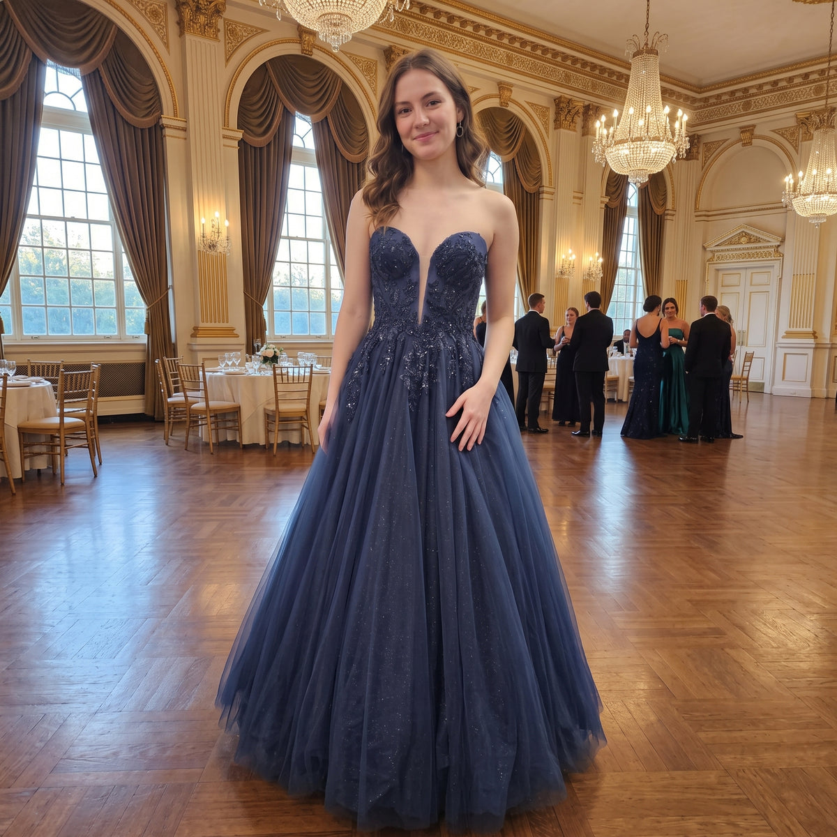 Robe de bal princesse longue bustier cœur décolleté plongeant brodée de sequins avec jupe en tulle scintillant