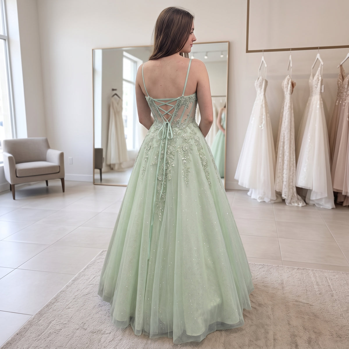 Dos de robe de bal longue montrant le laçage croisé ajustable et les broderies perlées sur tulle scintillant.