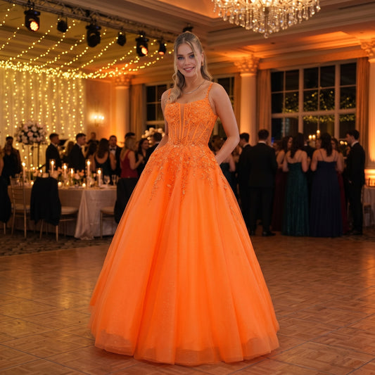 Robe de bal coupe princesse avec bustier corset brodé de perles scintillantes et jupe en tulle volumineuse vue de face en soirée de gala