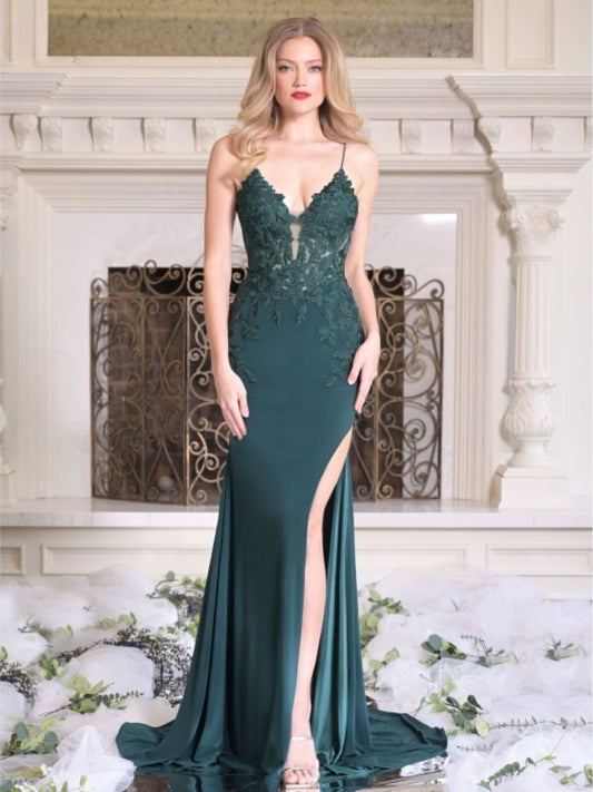 Vue de face d'une robe de soirée longue et ajustée, dotée d'un corsage en dentelle florale avec un décolleté en V plongeant soutenu par de fines bretelles. La jupe en jersey mat présente une fente haute et audacieuse le long de la cuisse.