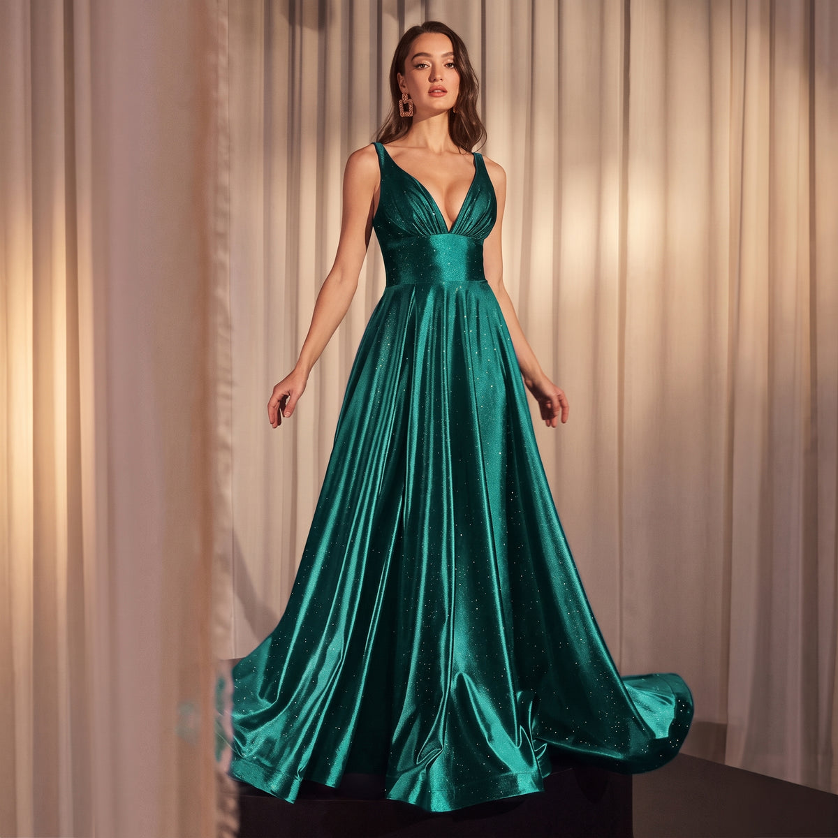 Robe de bal longue évasée en tissu fluide scintillant avec décolleté en V plongeant et large ceinture ajustée