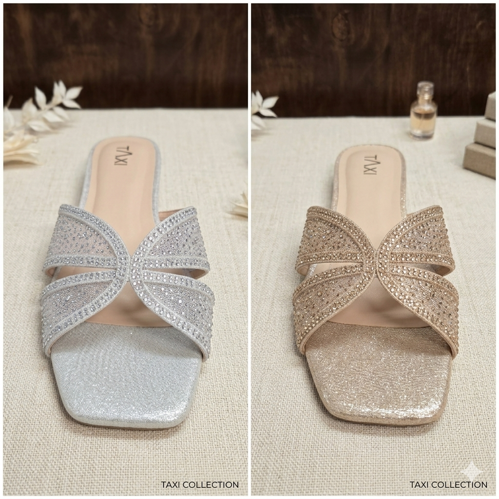 Mules plates de soirée modèle Bella de Taxi Collection. Version argent et version champagne avec brides larges ornées de strass étincelants, bout carré, présentées sur un fond neutre avec fleurs séchées.