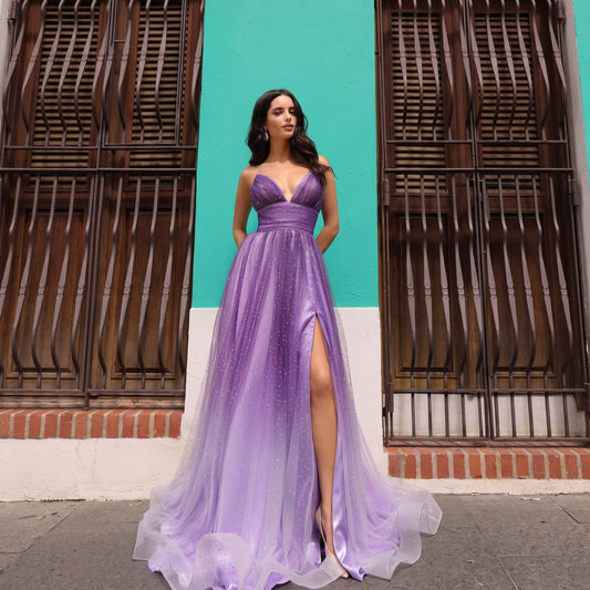 Robe de bal longue en tulle scintillant dégradé avec décolleté en V, fines bretelles et fente haute