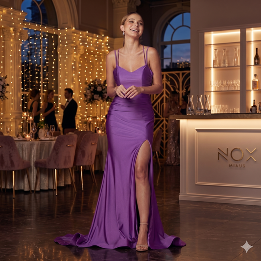 Robe de soirée longue coupe sirène avec encolure en cœur, doubles bretelles fines et fente haute sur la cuisse.